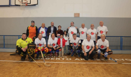 Familia de Alberto Areces con el equipo C.D. Amigos del Cibeles (Foto cedida por La Opinión A Coruña)